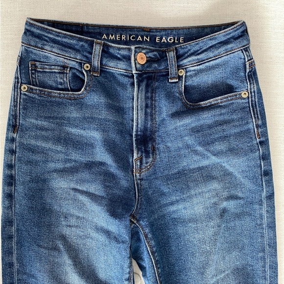AMERICAN Eagle Distressed Raw Hem Medium Wash Mom Jean Size 00 23 1/2” - Picture 3 of 8